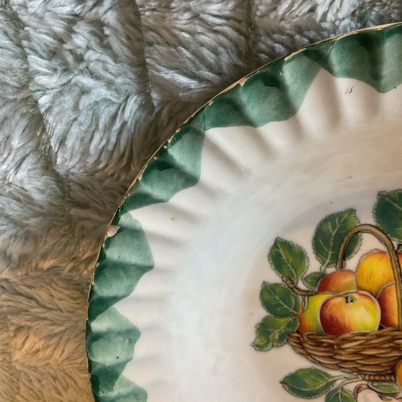 Due Torri ceramics Elegant Green and White Ceramic Apple Basket Plate - Picture 2 of 5